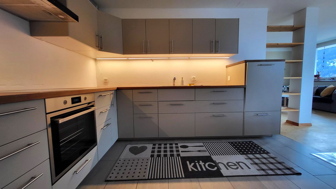 Küche mit Blick ins Wohnzimmer