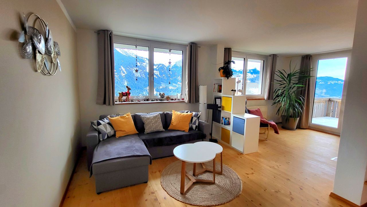 Gemütliches Wohnzimmer mit Bergblick